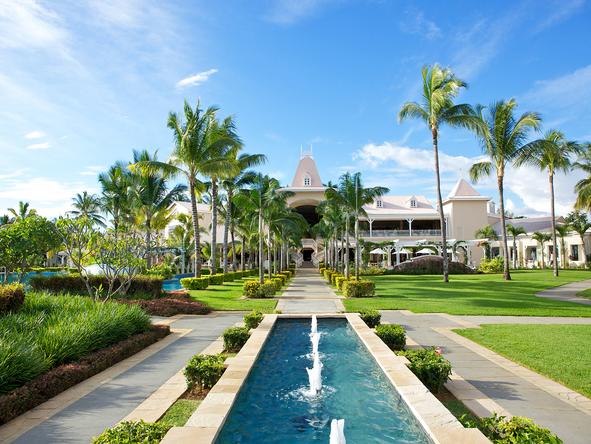 Sugar Beach Resort - spacious green gardens